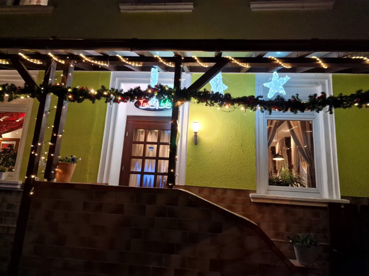 Beleuchteter Eingangsbereich mit Lichterketten am Abend