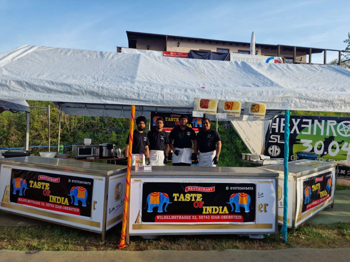 Das Team von Taste of India an seinem Catering-Stand mit Elefantenlogo auf einem Fest
