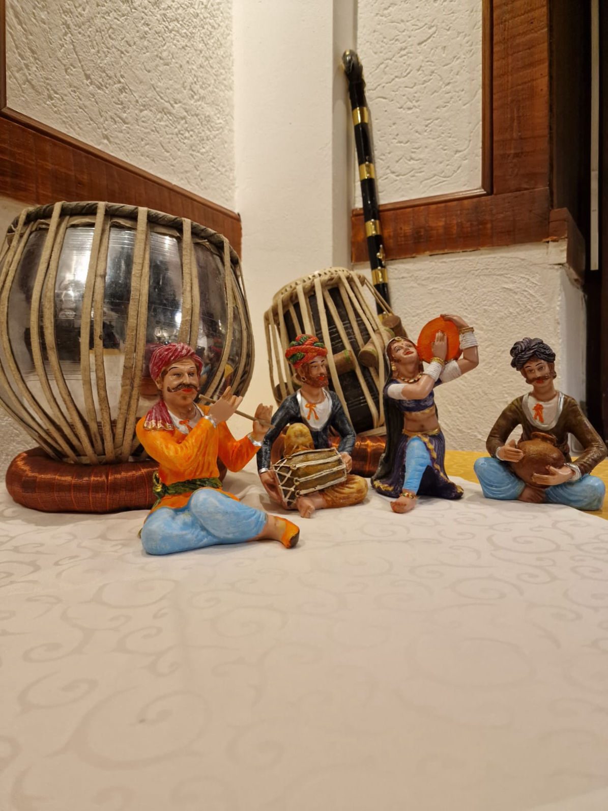 Tabla-Trommeln und kleine Musikantenfiguren als Dekoration