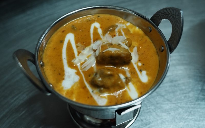 Cremiges Hähnchen-Curry mit Sahne im kleinen Karahi-Schälchen
