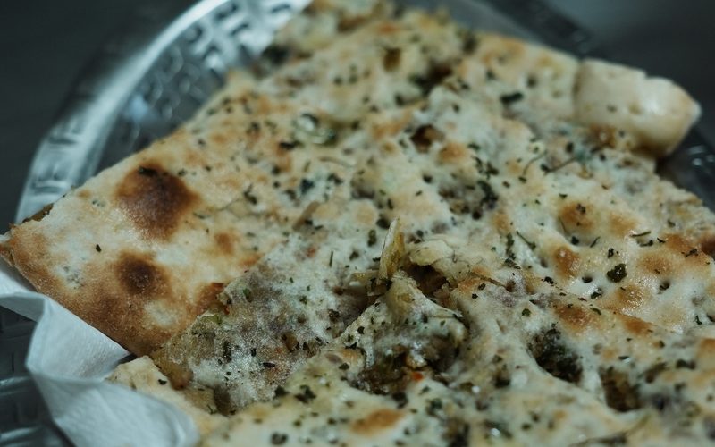 Frisch gebackenes Garlic Naan mit Kräutern und Knoblauch