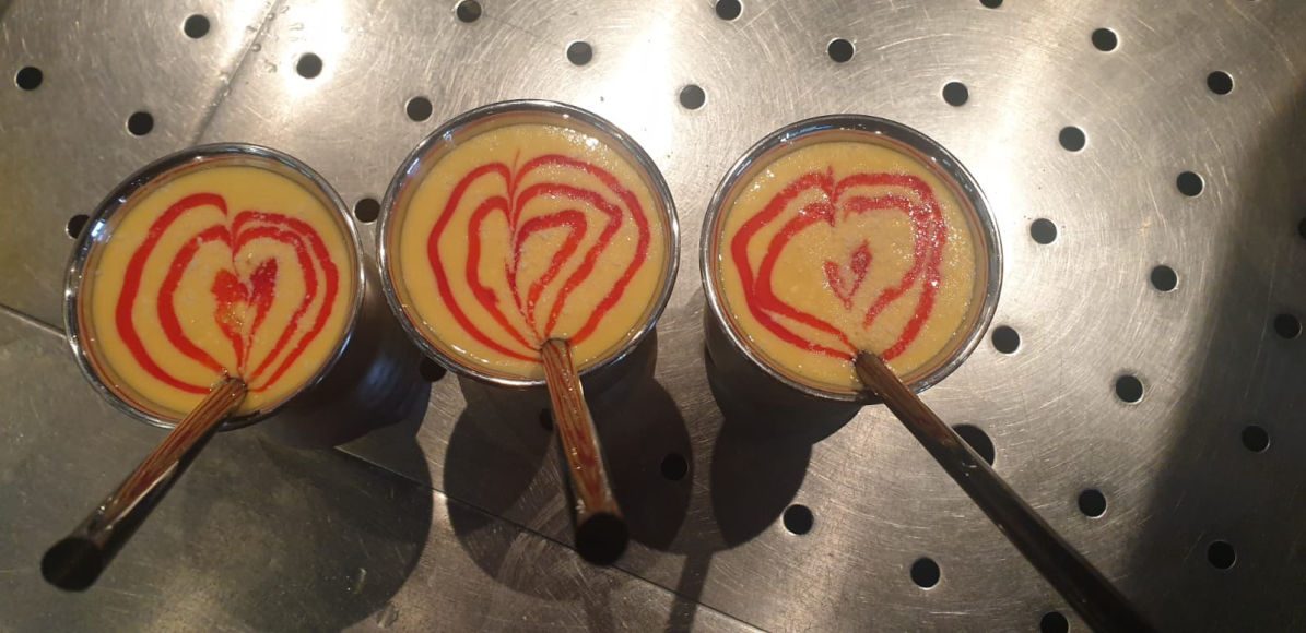 Drei Gläser Mango-Lassi mit Herzmuster